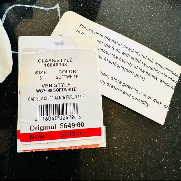 NWT cap sleeve chiffon a-line with floral applique SIZE 6, color: soft w… - Picture 5 of 13